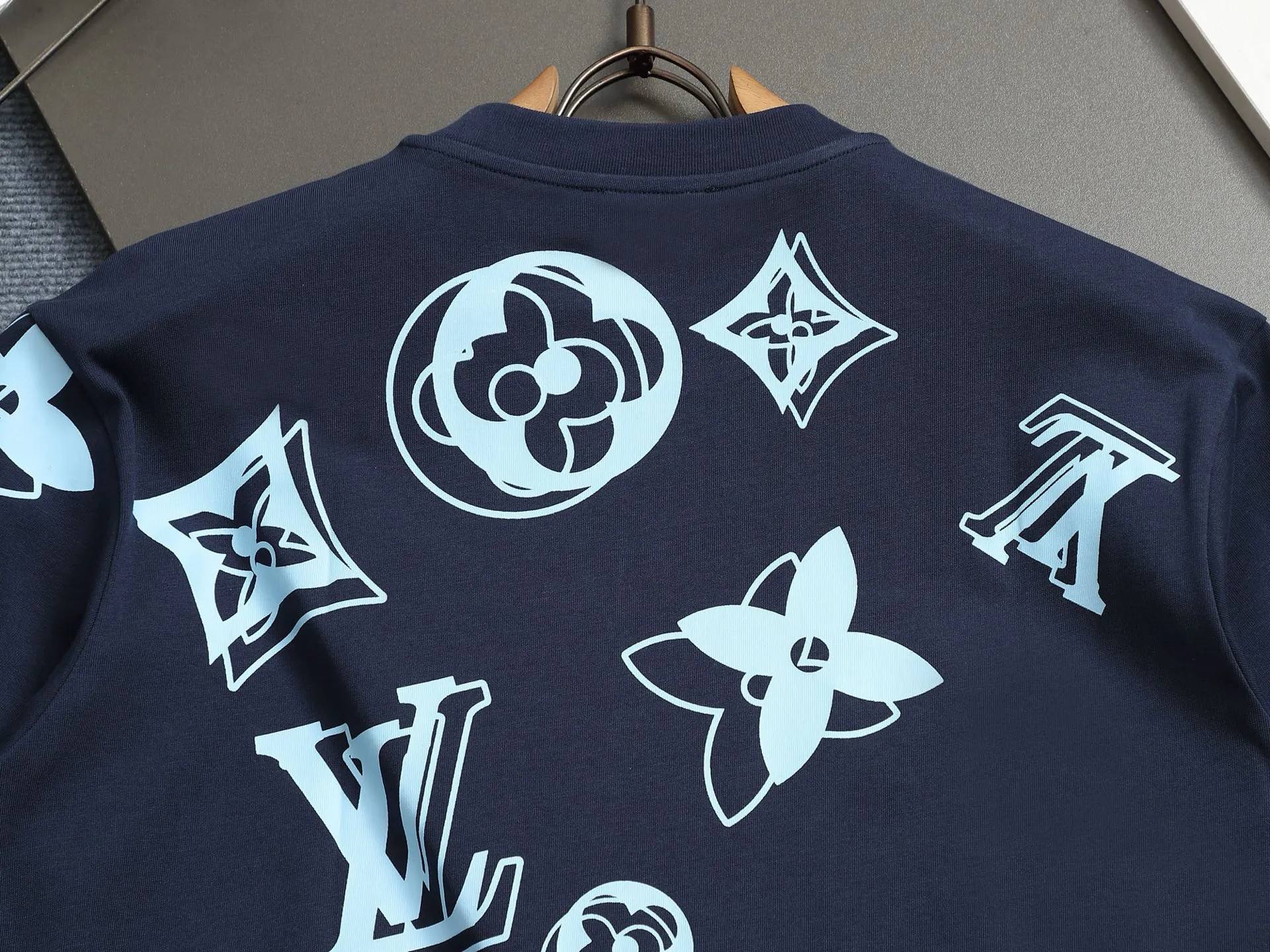 🅿️170 LOUIS VUITTON Louis Vuitton 23ss new color series with all-over printed pattern on the back, classic pullover round neck short sleeves. Customized 260 grams of vat-dyed fabric. Very comfortable to touch. Latest brick cabinet synchronization for spring and summer. Fashionable and personalized. Super versatile and good-looking. Very suitable for both men and women. Must-have style. Tag. Collar label. Washed wheat. Three labels complete. Color: Navy blue. White. Size: XS~L.